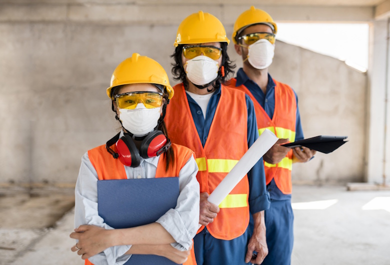 Pekerja Lapangan: Pilar Penting dalam Setiap Proyek Industri